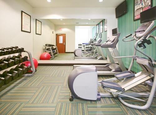 홀리데이 인 익스프레스 호텔 앤 스위트 덴튼 바이 IHG - 피트니스 센터