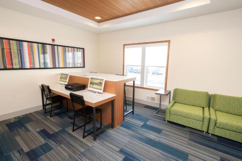 Holiday Inn Express & Suites Iron Mountain by IHG