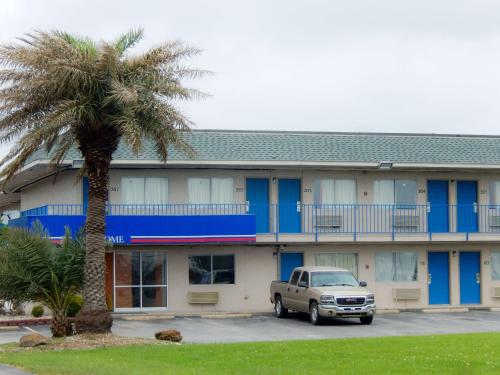 Motel 6-Clute, TX