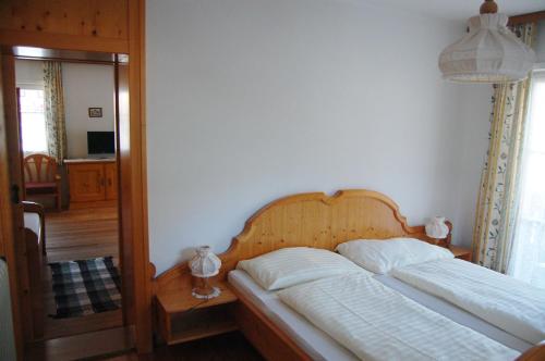 1 queen bed, 1 sofa bed