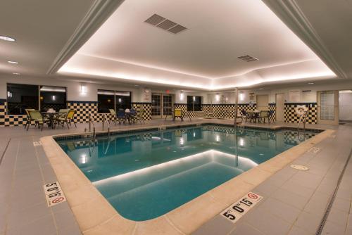 Holiday Inn Express and Suites Dickson City By IHG - 수영장