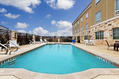Holiday Inn Express & Suites Brady By IHG - 수영장