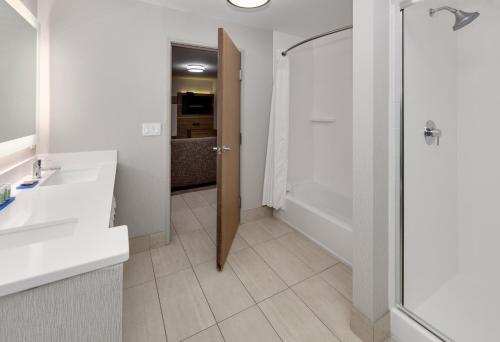 2 bedrooms, 4 beds