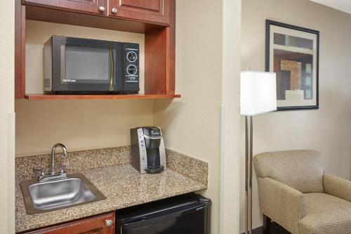 Holiday Inn Express Hotel & Suites Buford-Mall Of Georgia an IHG Hotel - image 2