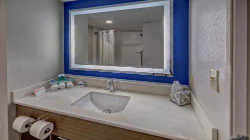 Holiday Inn Express & Suites Crossville an IHG Hotel - image 2