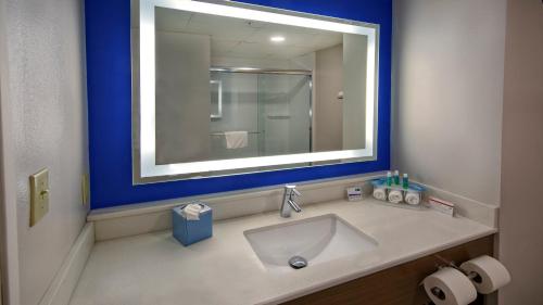 Holiday Inn Express Hotel & Suites Crossville By IHG - 화장실