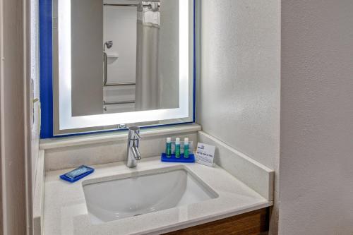Holiday Inn Express Hotel & Suites Crossville By IHG - 화장실