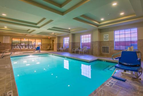 สระว่ายน้ำ, Holiday Inn Express & Suites Clovis By IHG in โคลวิส (NM)