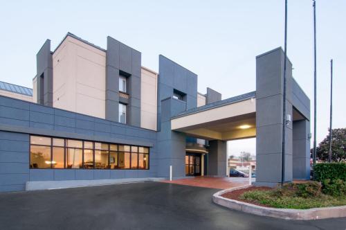Holiday Inn Express & Suites Nashville-I-40 & I-24(Spence Lane) By IHG - 숙소 외관