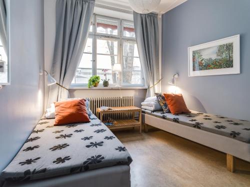 Twin room, street view, shared bathroom
