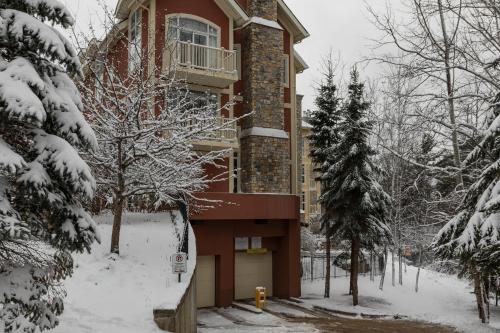 Three-Bedroom Apartment room in Bondurant by Tremblant Platinum