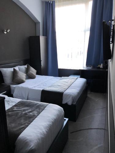 1 double bed, 1 twin bed