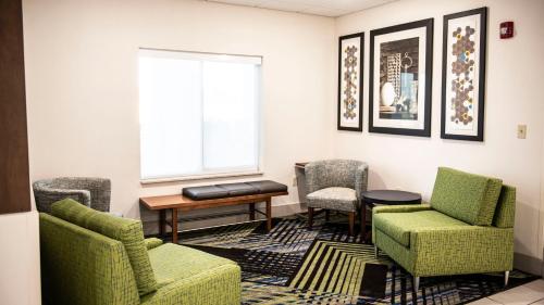 Holiday Inn Express Hotel & Suites Sedalia