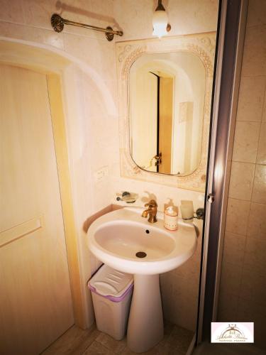 Bathroom, Archetto Bianco in Martina Franca