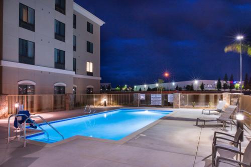 Holiday Inn Express & Suites Bakersfield Airport, an IHG Hotel