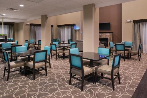 Holiday Inn Express & Suites Bakersfield Airport, an IHG Hotel