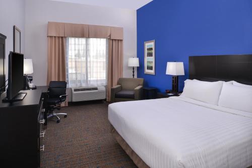 Holiday Inn Express & Suites Bakersfield Airport, an IHG Hotel