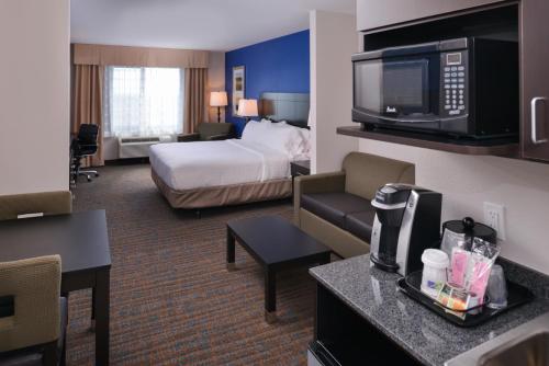 Holiday Inn Express & Suites Bakersfield Airport, an IHG Hotel