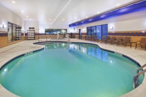 Swimming pool, Holiday Inn Express and Suites Wheeling By IHG in Triadelphia (WV)