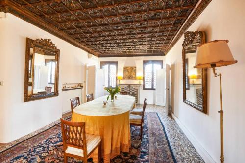 Ca' Fenice charming apartment in San Marco sleep 7 - image 3