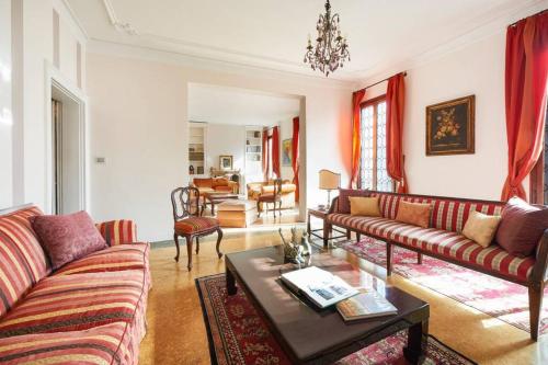 Ca' Fenice charming apartment in San Marco sleep 7 - image 2