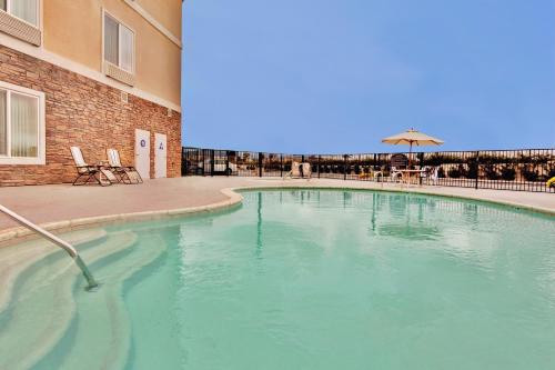Swimming pool, Holiday Inn Express Hotel & Suites Beaumont - Oak Valley in Beaumont (CA)
