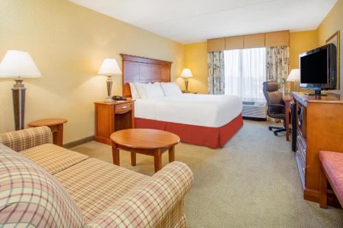 Holiday Inn Express Hotel & Suites Bloomington an IHG Hotel - image 9