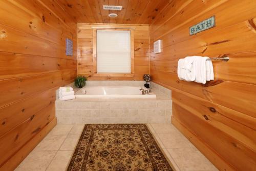 Majestic Manor Cabin - image 7