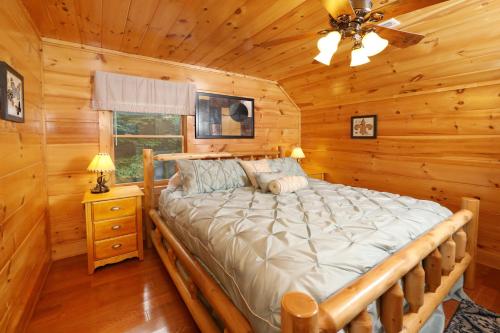 Majestic Manor Cabin - image 8