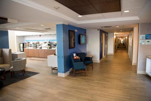 Lobby, Holiday Inn Express Hotel & Suites Lexington-Downtown University in Virginia Ave