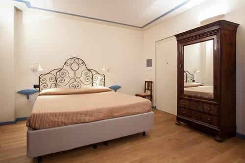 Borromeo Rooms Bed & Living