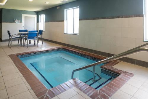 Holiday Inn Express Hotel & Suites Burlington, an IHG Hotel