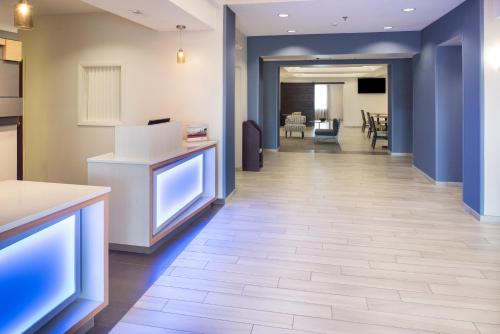 Holiday Inn Express Hotel & Suites Burlington, an IHG Hotel