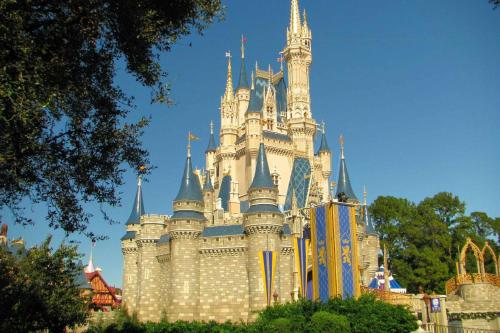 Spend all day in Disney and return to your 5 bedroom house to relax