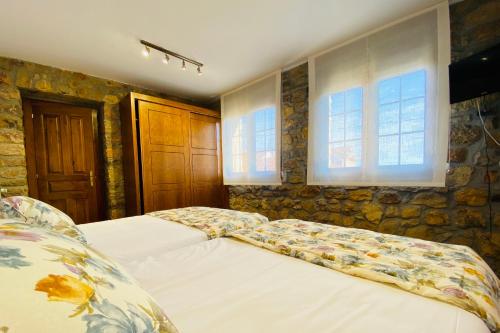 2 bedrooms, 6 beds