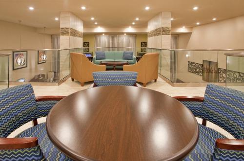 Holiday Inn Express Hotel & Suites Branson 76 Central