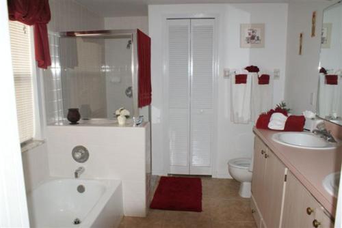 A great 5 bedroom house inthe Disney area with its own pool