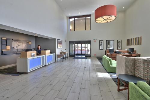 Holiday Inn Express & Suites Albuquerque-N. Balloon Fsta Park, an IHG Hotel