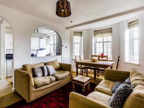 Bright, Traditional 2-bedroom Flat In Clapham, Clapham, London