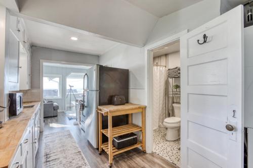Oceanside Beach Bungalow - image 5