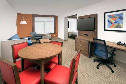 Holiday Inn Express & Suites Baltimore - BWI Airport North, an IHG Hotel