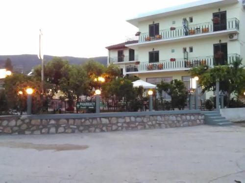 Des Roses Hotel - image 5