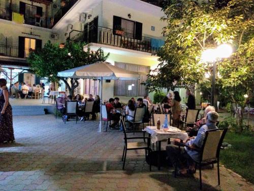 Des Roses Hotel - image 14