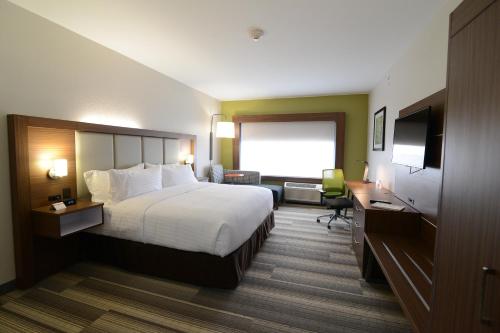 Holiday Inn Express & Suites Chicago North Shore - Niles, an IHG Hotel