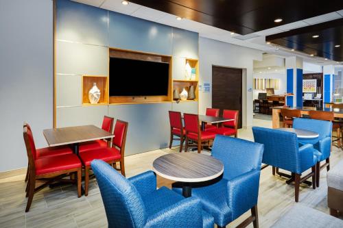 Holiday Inn Express & Suites Chicago North Shore - Niles, an IHG Hotel