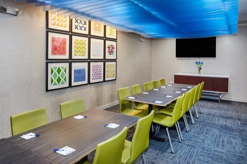 Holiday Inn Express & Suites Chicago North Shore - Niles, an IHG Hotel