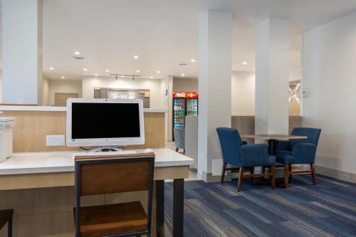 Holiday Inn Express and Suites Chicago West - St Charles, an IHG Hotel