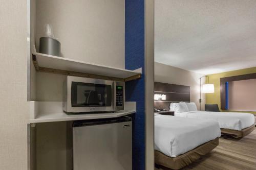 Holiday Inn Express and Suites Chicago West - St Charles, an IHG Hotel