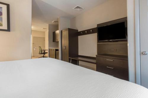 Holiday Inn Express and Suites Chicago West - St Charles, an IHG Hotel