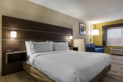 Holiday Inn Express and Suites Chicago West - St Charles, an IHG Hotel